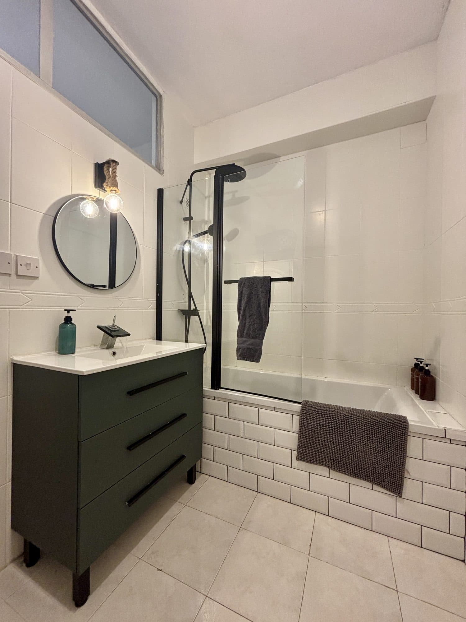 Family Stylish — 3-Bedroom Off Main Street — photo 9